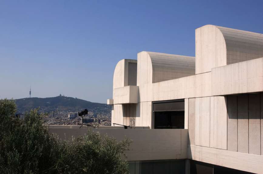 Ein Gebäude mit einem Berg im Hintergrund