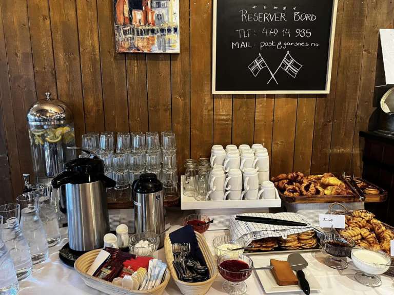 Ein Buffet mit einer Tafel mit der Aufschrift reservierbord