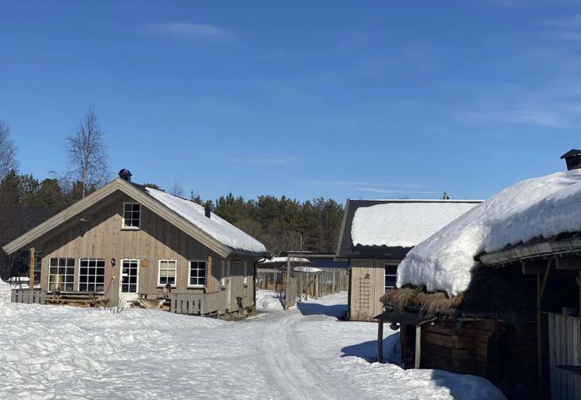 Ein schneebedecktes Haus neben einem anderen Haus