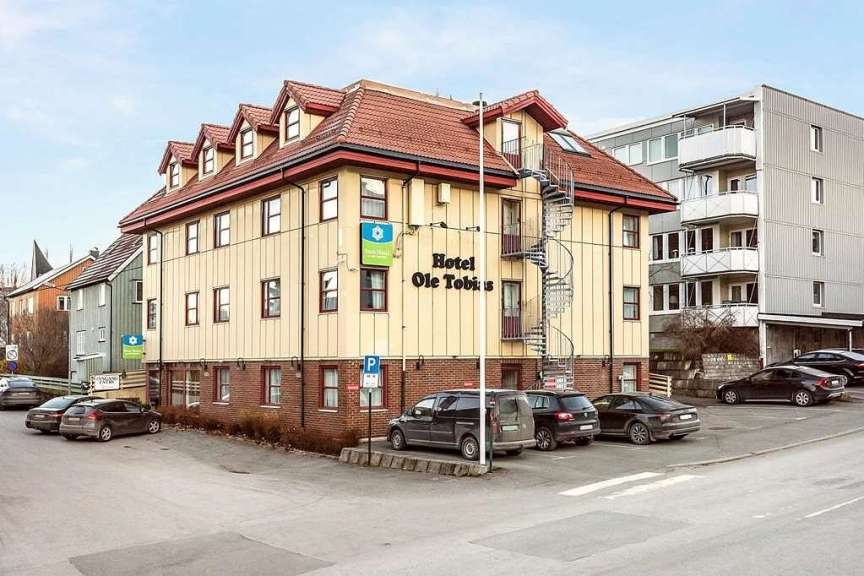 Ein großes Gebäude mit der Aufschrift Hotel ole tobias