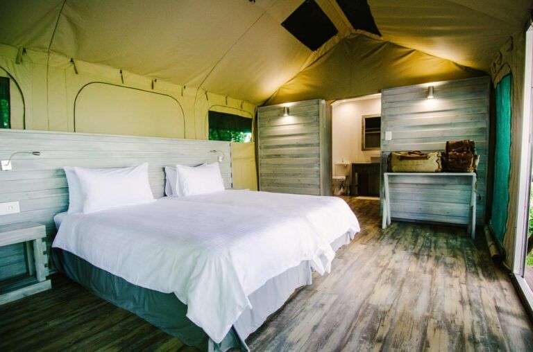 Ein Schlafzimmer in einem Zelt mit zwei Betten
