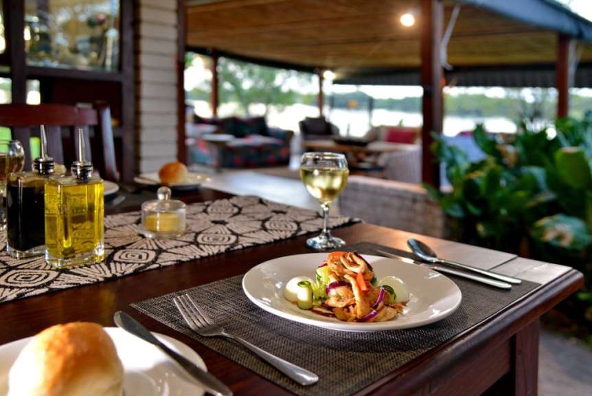 Ein Teller mit Essen und ein Glas Wein auf einem Tisch