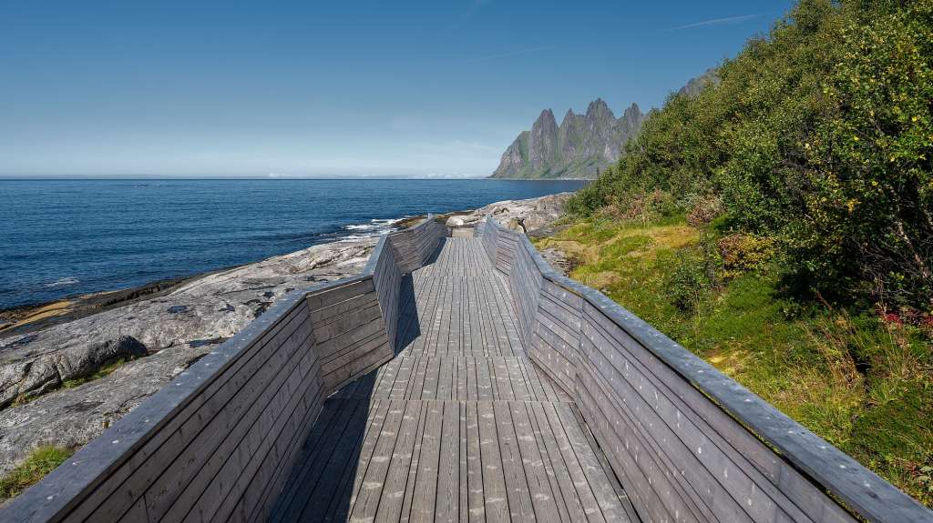 Ein Holzsteg führt hinunter zum Ozean