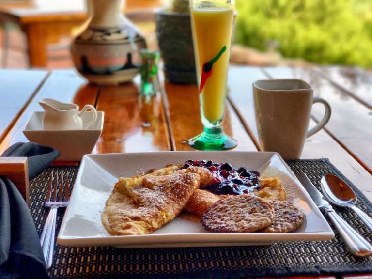 Auf einem tisch steht ein teller französisches frühstück