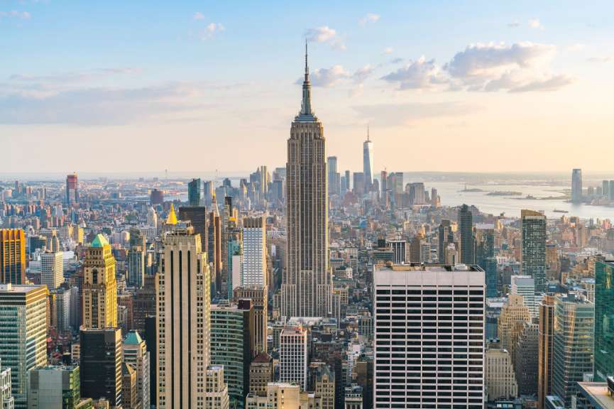 Die skyline von new york city mit dem empire state building im vordergrund
