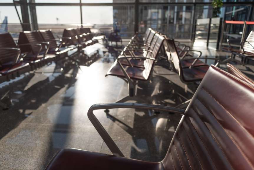 Eine Reihe von leeren Stühlen in einem Terminal