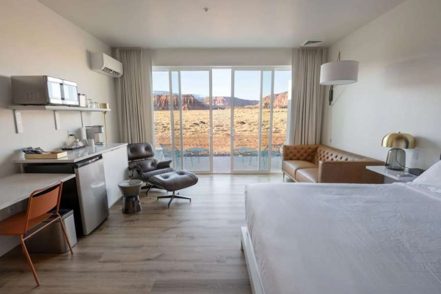 Ein modernes Hotelzimmer mit Blick auf eine Wüstenlandschaft.