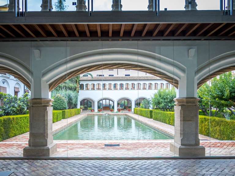 Ein großer Pool im Inneren eines Gebäudes