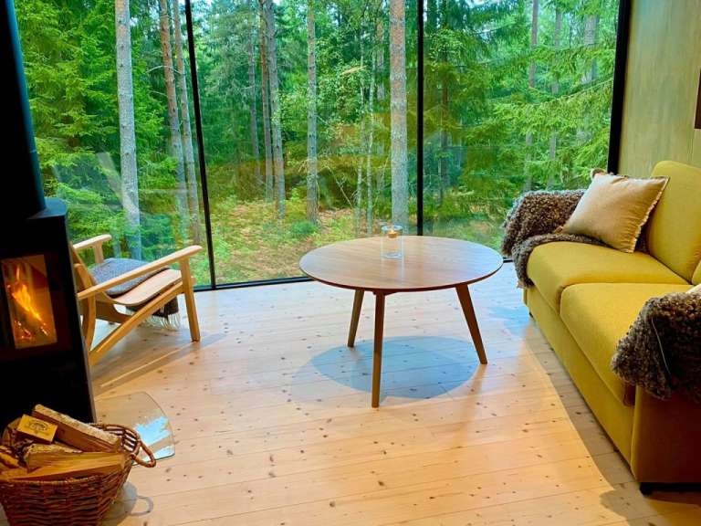 Ein Wohnzimmer mit einem Couchtisch und einem Kamin