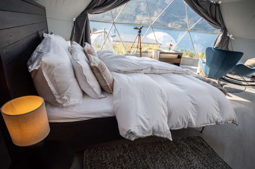 Ein Schlafzimmer mit einem Bett und einer Lampe