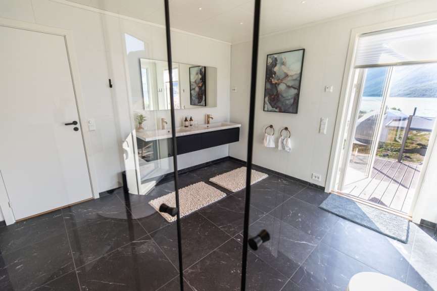 Ein Badezimmer mit einem Waschbecken und zwei Spiegeln