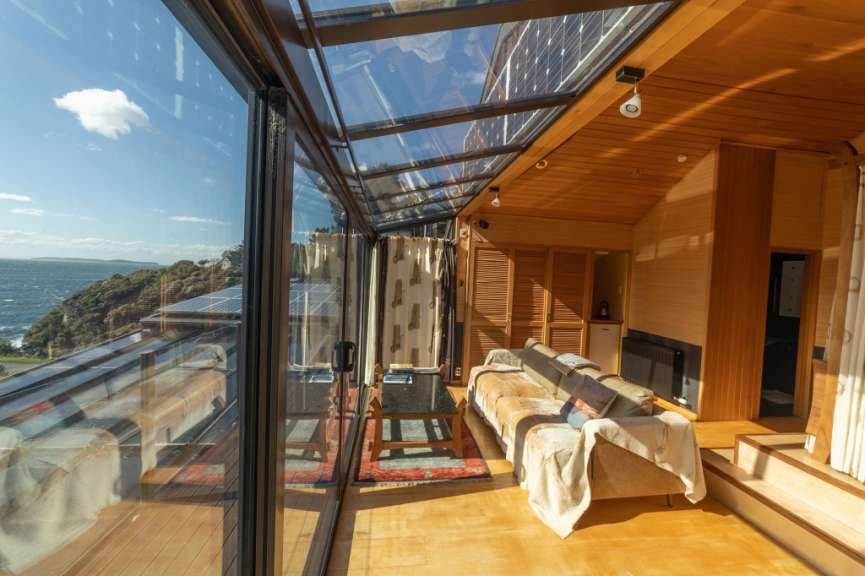 Ein Wohnzimmer mit einer Couch und einem großen Fenster