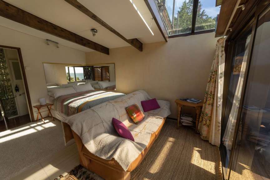 Ein Wohnzimmer mit einem Couchtisch und einem Bett