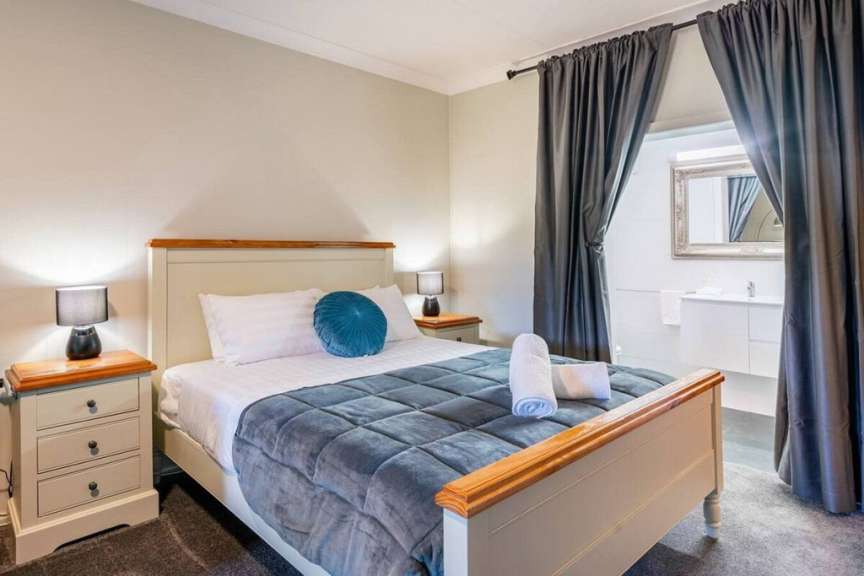 Ein Schlafzimmer mit einem Bett und zwei Nachttischen