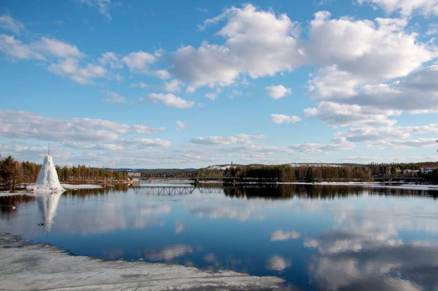 Ein großer See mit einer Brücke im Hintergrund