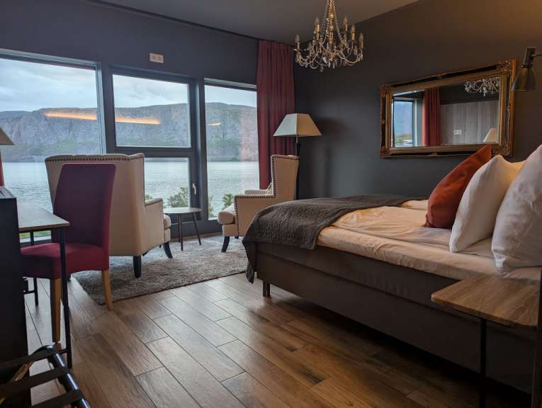 Ein Hotelzimmer mit einem Bett und einem Stuhl