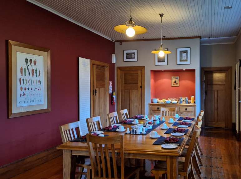 Ein Esszimmer mit einem langen Holztisch und Stühlen