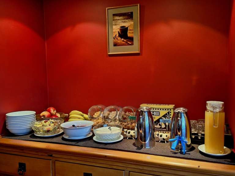 Ein Buffet mit verschiedenen Lebensmitteln und einer Schachtel p-box