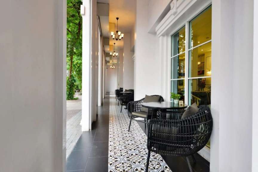 Eine lange Reihe von Tisch und Stühlen auf einem Balkon