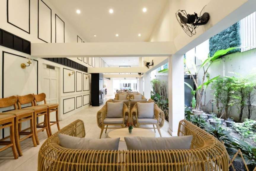 Ein Wohnzimmer mit Rattanmöbeln und Stühlen