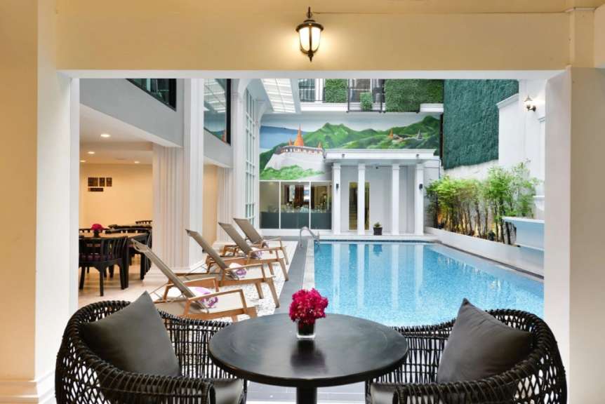 Ein Hotelzimmer mit Blick auf einen Swimmingpool
