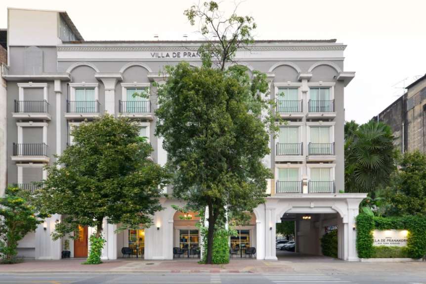 Ein graues und weißes Gebäude mit der Aufschrift villa de france