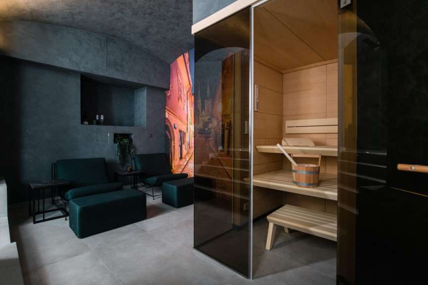 Eine Sauna mit einem Bild an der Wand dahinter