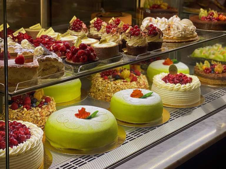 Verschiedene Kuchen stehen in einer Glasvitrine