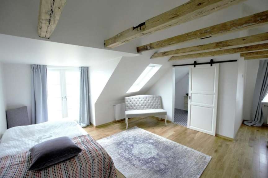 Ein Schlafzimmer mit einem Bett und einer Bank