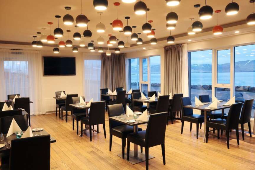 Ein Restaurant mit vielen Tischen und Stühlen