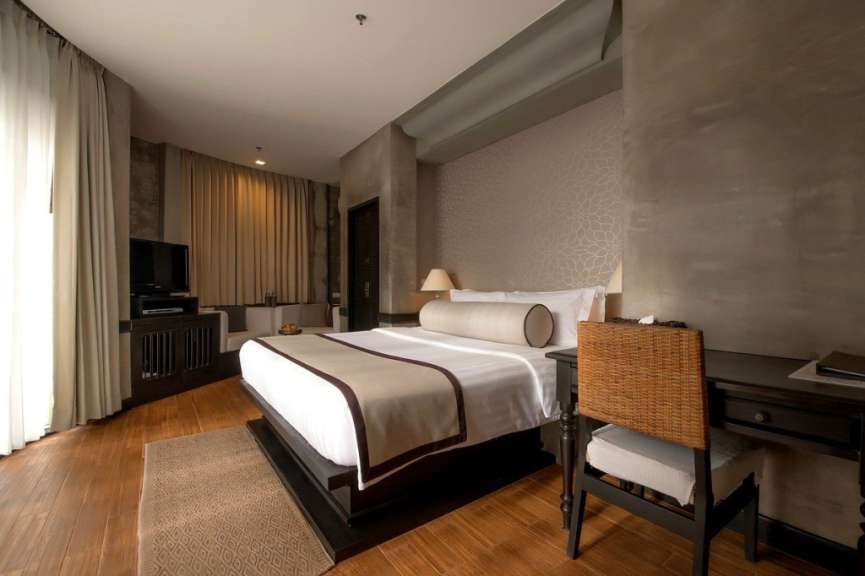 Ein Hotelzimmer mit einem Bett und einem Schreibtisch
