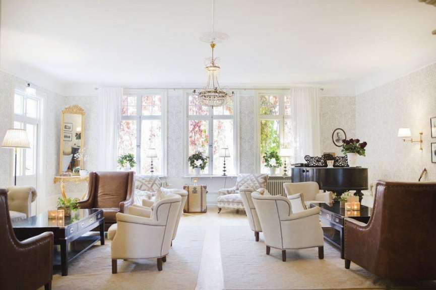 Ein Wohnzimmer mit vielen Stühlen und einem Klavier