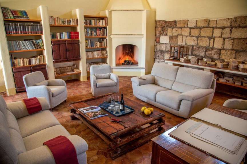 Ein Wohnzimmer mit Couch und Stühlen und einem Kamin