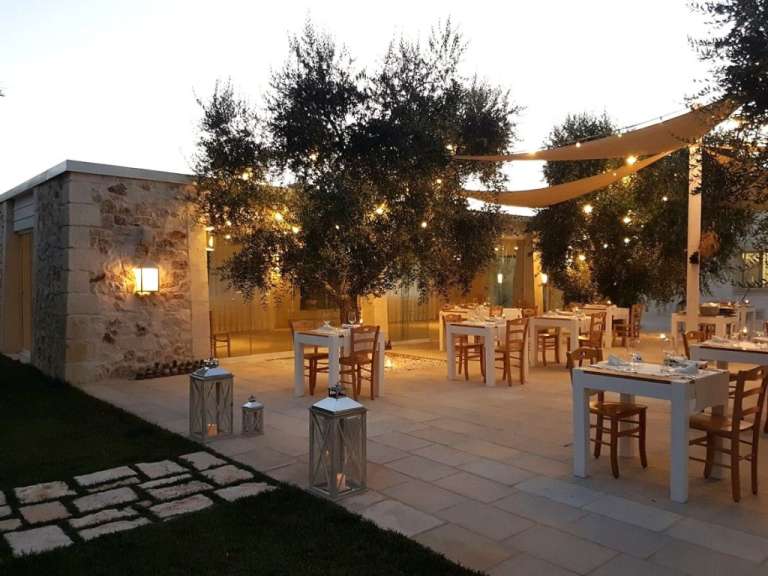 Tische und Stühle auf einer Terrasse mit Laternen