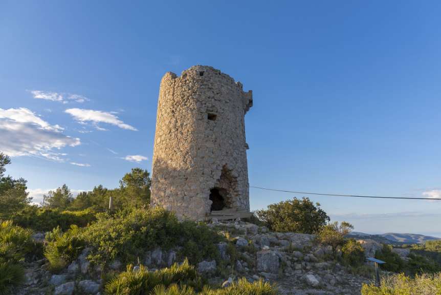 Ein alter Turm steht auf einem felsigen Hügel