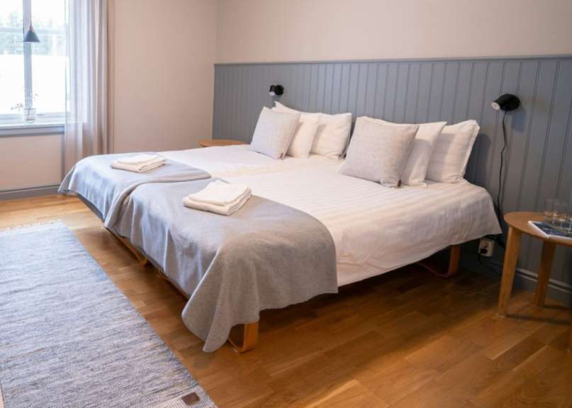 Ein Schlafzimmer mit zwei Betten und einem Tisch