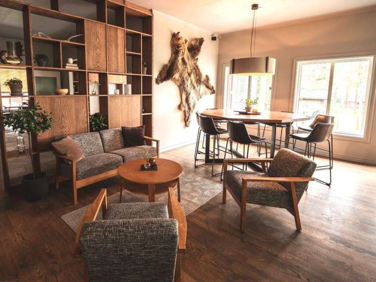 Ein Wohnzimmer mit Couch und Stühlen und einem Tisch