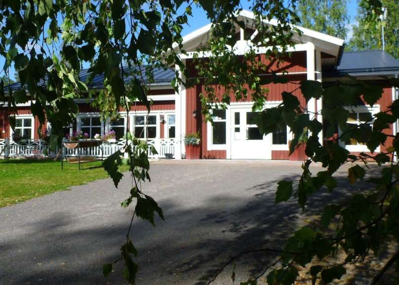 Ein rotes Haus mit weißen Türen und Fenstern