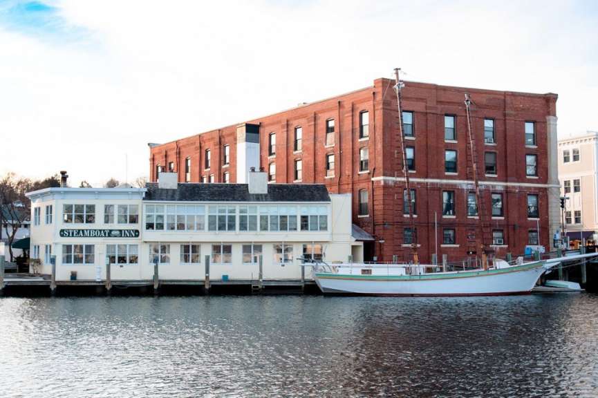 Ein großes Gebäude mit dem Namen steamboat inn darauf