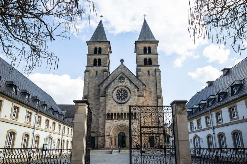 Eine große Kirche mit zwei Türmen und einem Kreuz darauf