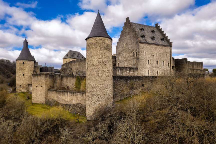 Ein großes mittelalterliches Schloss mit zwei Türmen und einem Turm