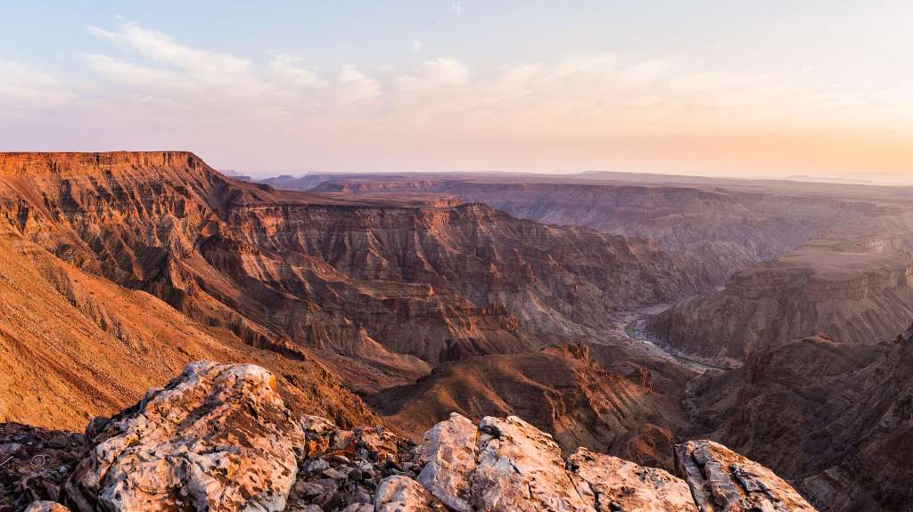 Ein Blick auf eine Schlucht mit einem Fluss darunter