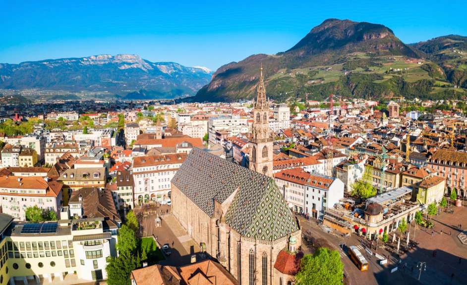 Eine Luftaufnahme einer Stadt mit Bergen im Hintergrund