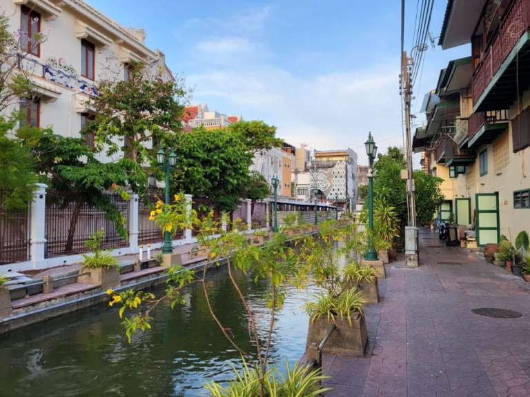 Ein kleiner Fluss läuft zwischen zwei Gebäuden