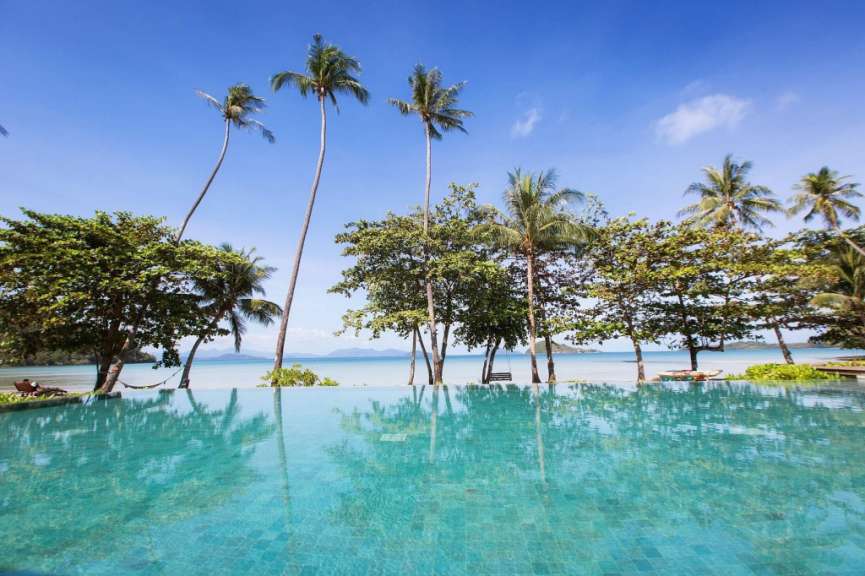 Ein Infinity-Pool mit Blick auf den Ozean