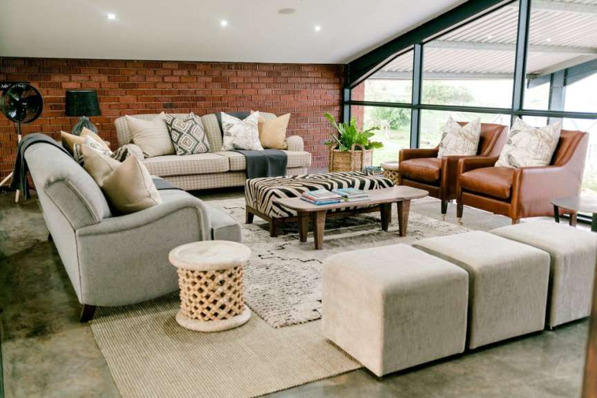 Ein Wohnzimmer mit einer Couch und zwei Stühlen