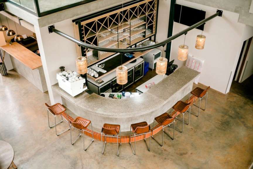 Eine Ecke einer Bar mit Stühlen und einer Kaffeemaschine