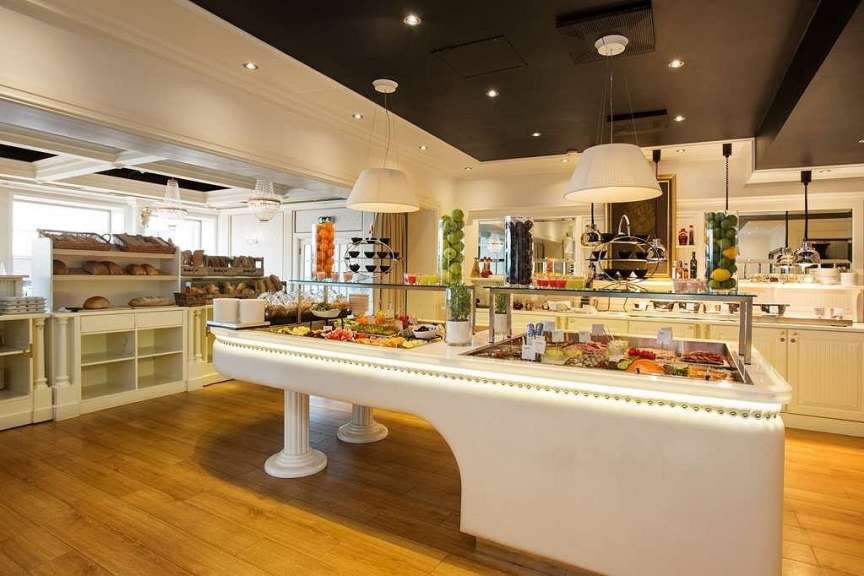 Ein großer weißer Buffettisch mit vielen Speisen darauf