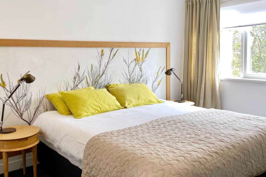Ein Schlafzimmer mit einem Bett und zwei Nachttischen