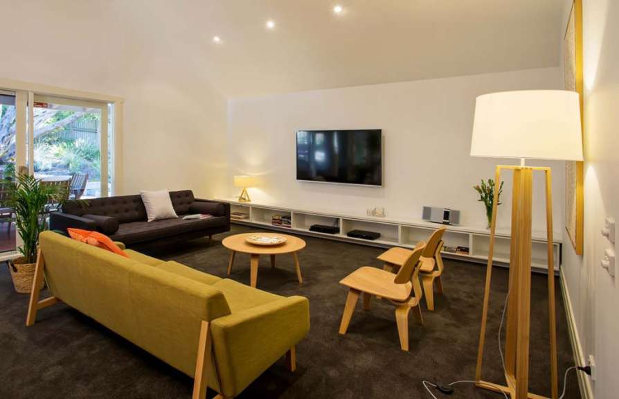 Ein Wohnzimmer mit einem Fernseher an der Wand